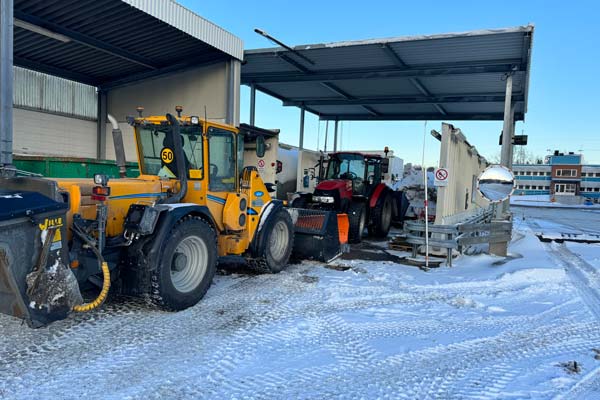 Plogbilar som står parkerade