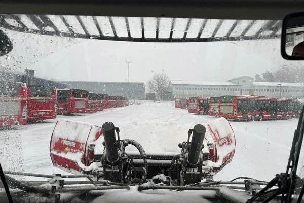 Plogbil på en bussparkering