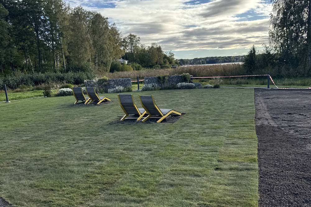 Gräs som läggs på en grässplätt