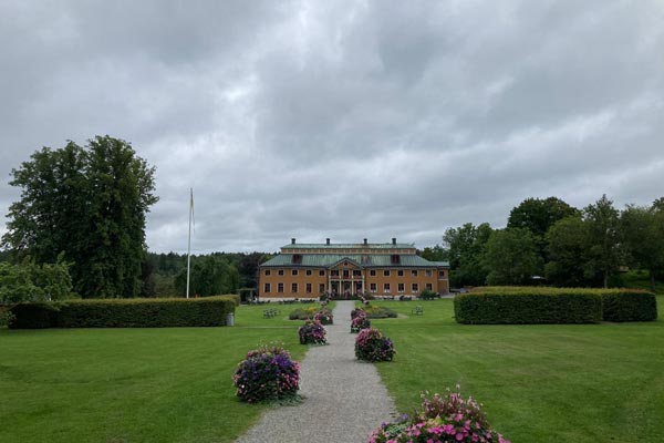 Utfört trädgårdsskötsel i hela Ekerö kommun på uppdrag av ett privat företag, inklusive gräsklippning, häckklippning, ogräsrensning och renhållning.