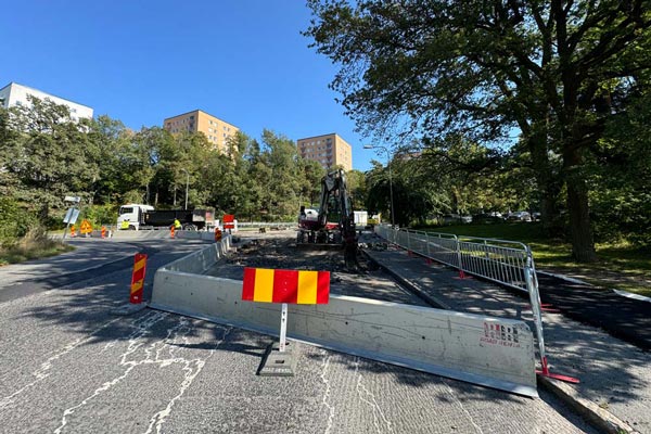 Lagt ca 1 000 meter kantsten och asfalterat väg i Bandhagen.