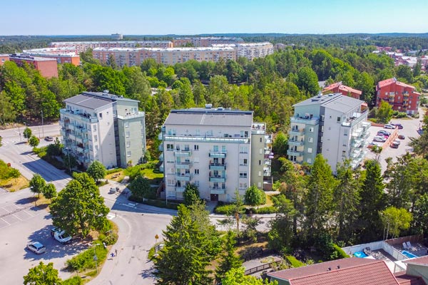 Trädgårdsskötsel i hela Tyresö bostäder på uppdrag av ett privat företag, inklusive gräsklippning, häckklippning och ogräsrensning