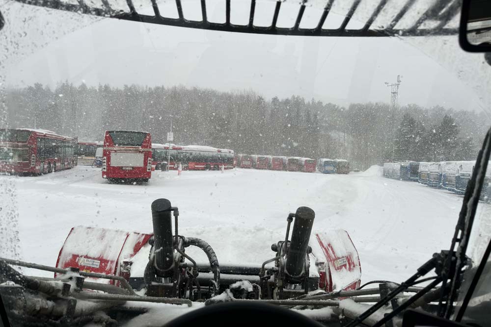 Snöröjning bland bussar